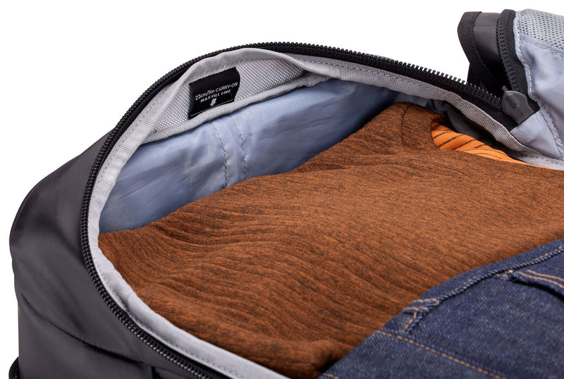 40L THULE Chasm Carry On Wheeled Duffel Suitcase Travel Bag in Black