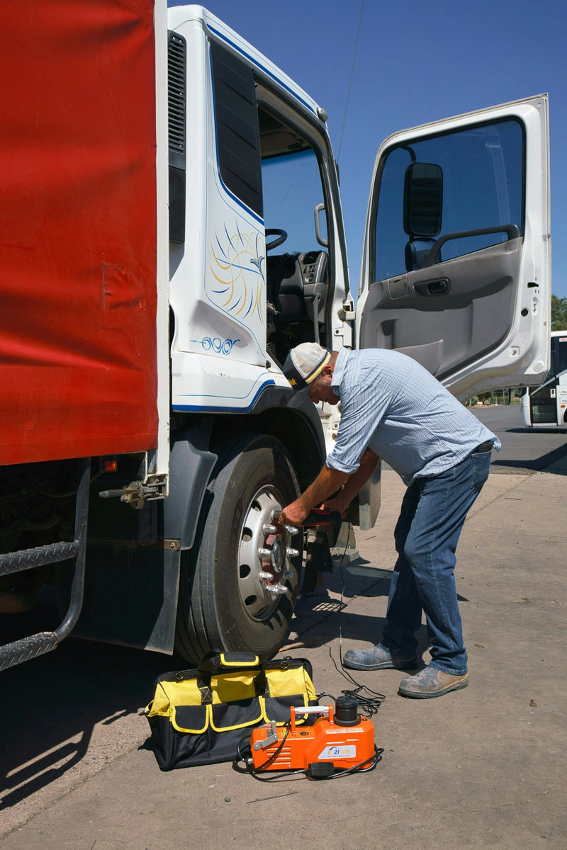 Maxi Jak 10 ton - tyre changing made easy on your heavy vehicles