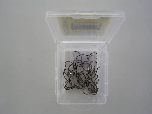 1 Box of Mustad 92604NPBLN Penetrator Chemically Sharpened Fishing Hooks