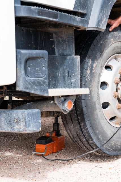 Maxi Jak 10 ton - tyre changing made easy on your heavy vehicles